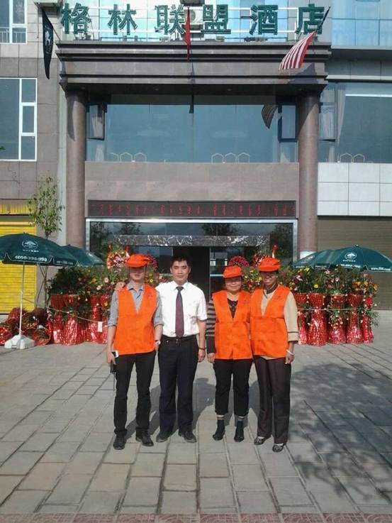公司梁經(jīng)理與格林聯(lián)盟酒店洗衣房員工的合影